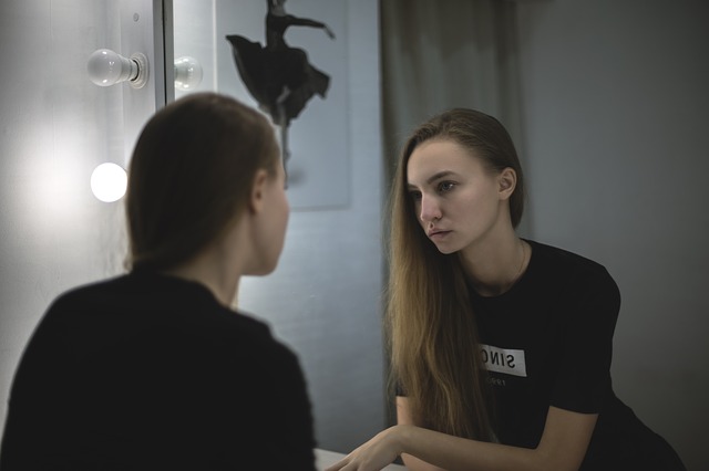 dívka a zrcadlo